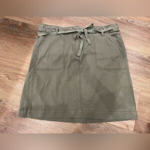Ann Taylor Loft army green pocket skirt size 6